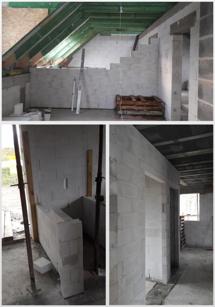 Wnętrze w trakcie budowy z bloczków gazobetonowych, widoczne fragmenty ścian, schody w surowym stanie, drewniana konstrukcja dachu i stemple budowlane.