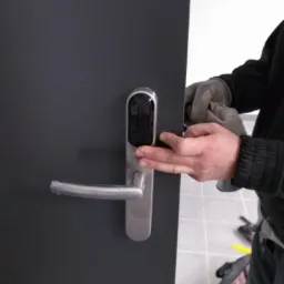 Montaż drzwi z zamkiem hotelowym na kartę zbliżeniową