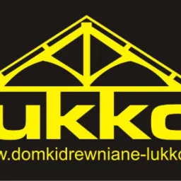 Żółte logo firmy Lukko na czarnym tle, z symbolem dachu domu i adresem strony domkidrewniane-lukko.pl.