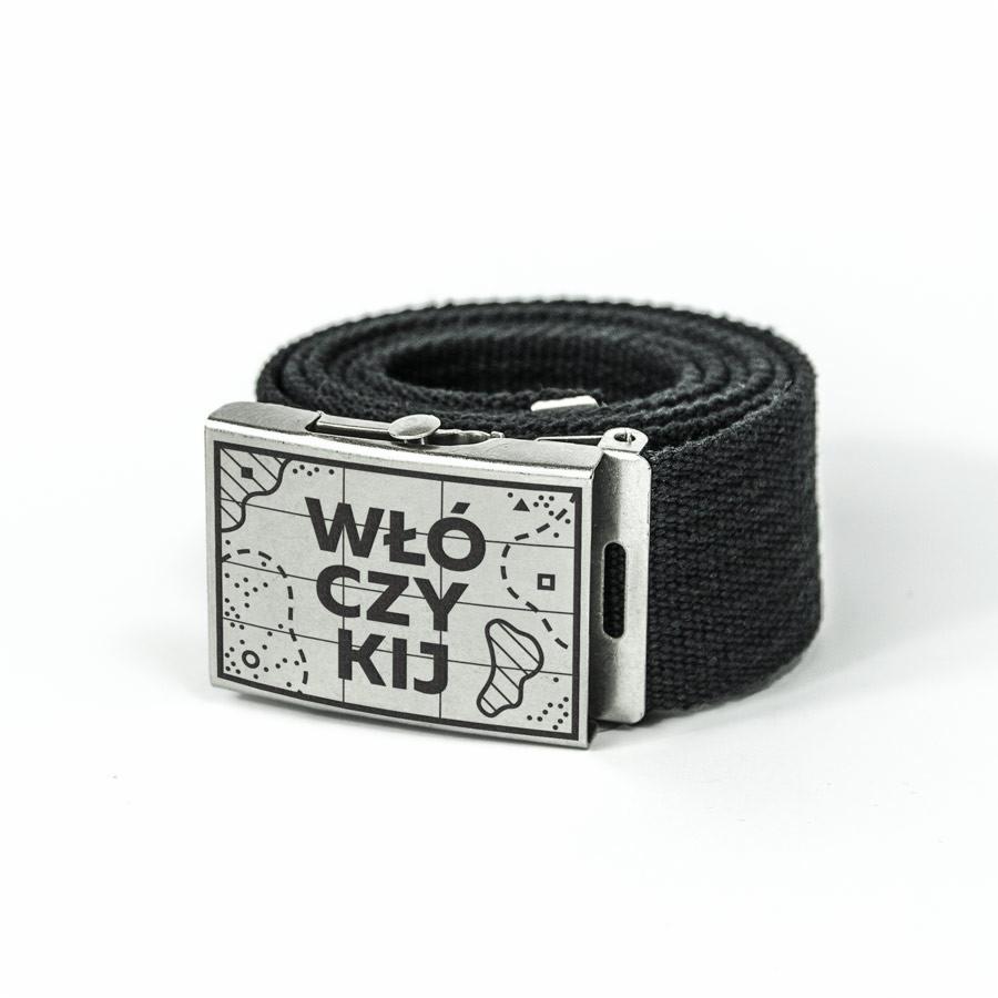 Czarny parciany pasek z metalową klamrą ozdobioną napisem 'WŁÓCZYKIJ' i grafikami, zwinięty na białym tle.