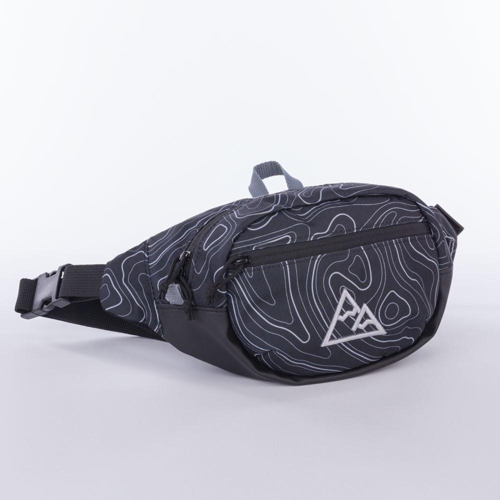 Czarna nerka z białym wzorem topograficznym i logo trójkąta, leżąca na białym tle, widoczne szare zamki i regulowany pasek z klamrą.