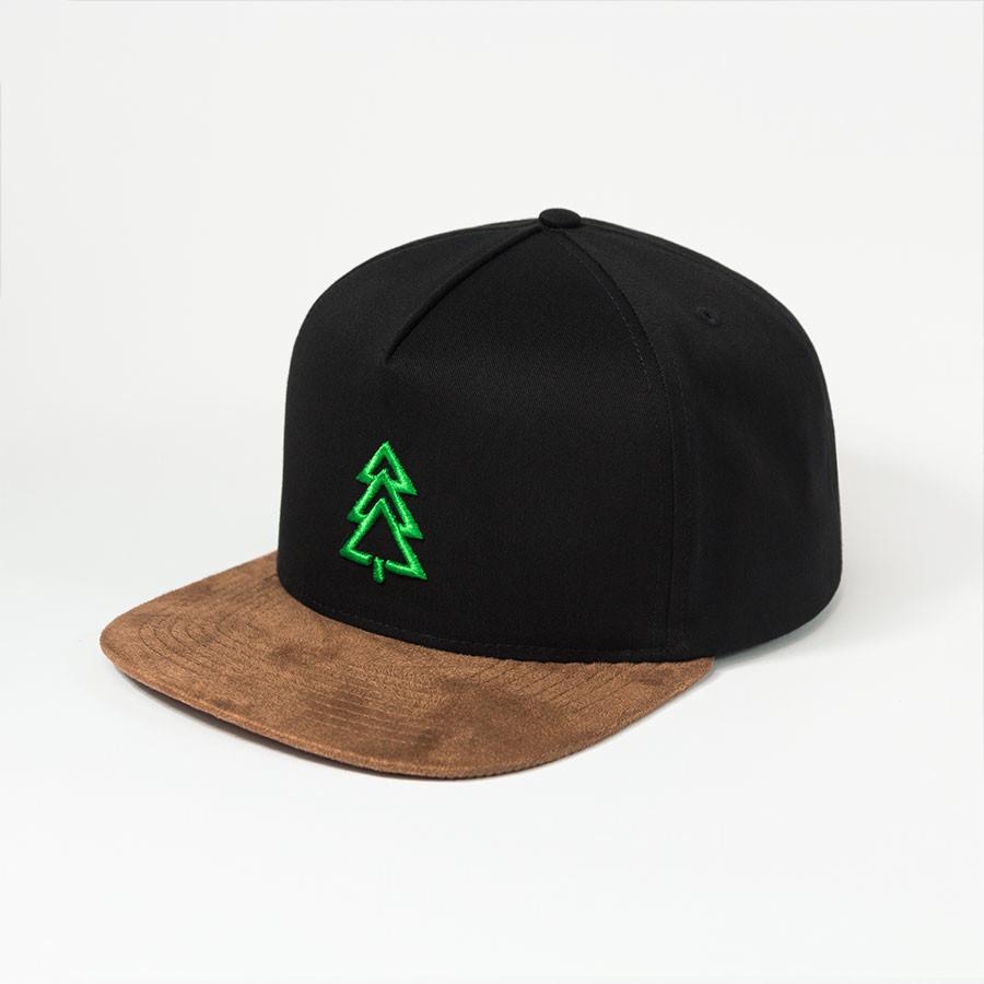 Czarna czapka typu snapback z brązowym, zamszowym daszkiem i zielonym haftem przedstawiającym trzy stylizowane choinki, umieszczonym po lewej stronie przodu.