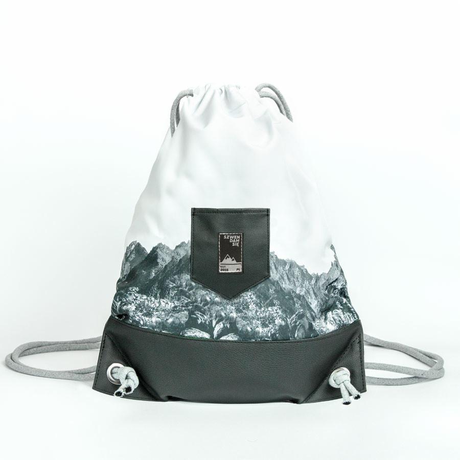 Worek sportowy ze sznurkami, z nadrukiem górskiego krajobrazu i małą kieszonką z logo na białym tle.