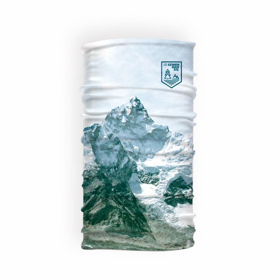 Wielofunkcyjna chusta z nadrukiem górskiego pejzażu i logo 'SZWEN DAM SIĘ' w prawym górnym rogu.