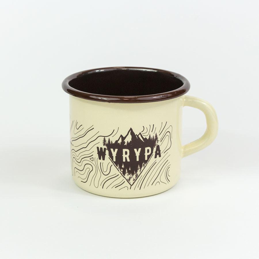 Emaliowany kubek w kolorze ecru z brązowym rantem i nadrukiem przedstawiającym góry, las i napis 'WYRYPA' wewnątrz trójkąta.