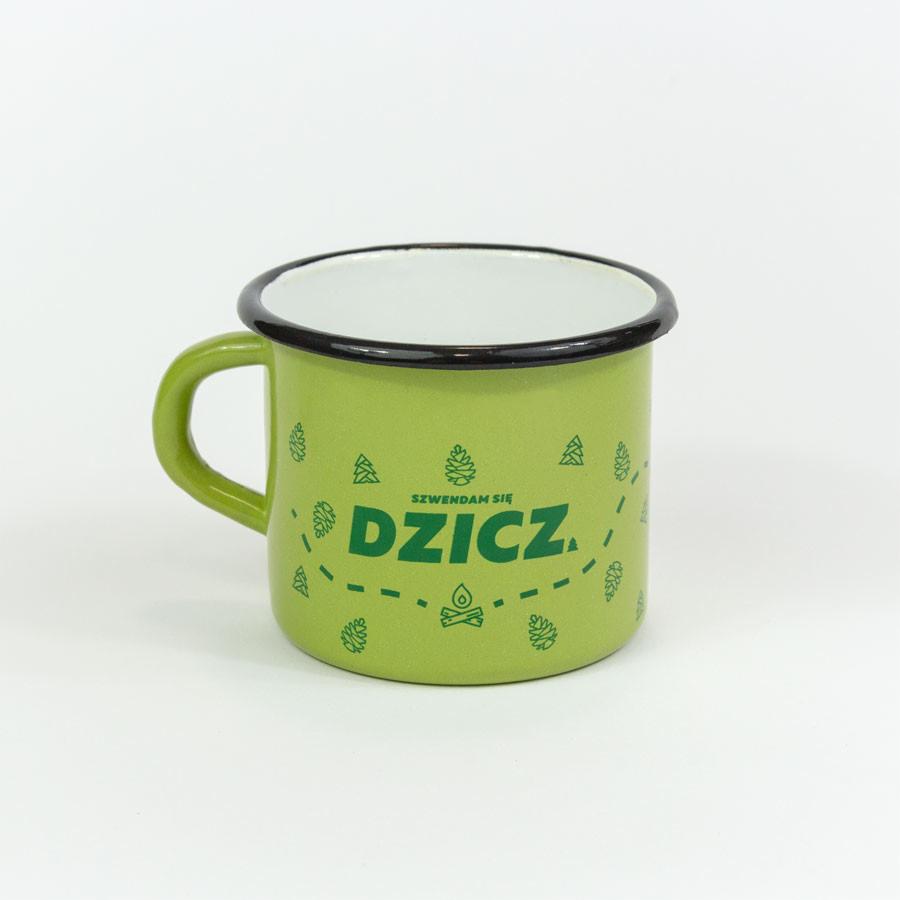 Zielony emaliowany kubek z napisem 'Szwędam się Dzicz' i motywami leśnymi na białym tle.