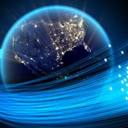 Stylizowana wizualizacja globu ziemskiego z nocnym oświetleniem miast Ameryki Północnej, otoczonego wiązką niebieskich kabli światłowodowych.