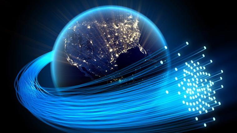 Stylizowana wizualizacja globu ziemskiego z nocnym oświetleniem miast Ameryki Północnej, otoczonego wiązką niebieskich kabli światłowodowych.