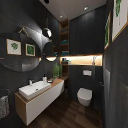 Nowoczesna łazienka w ciemnej tonacji z drewnianymi akcentami: podłoga z paneli, blat pod umywalką i półki w zabudowie. Okrągłe lustra, wisząca lampa kula i grafiki z motywami roślinnymi.
