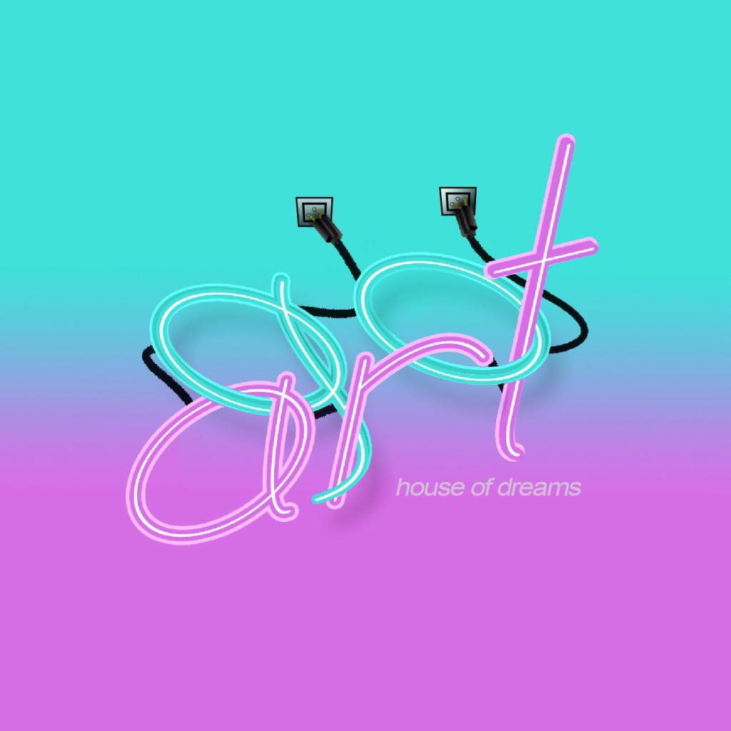 Neonowy napis 'art house of dreams' na gradientowym tle turkusowo-fioletowym, z widocznymi wtyczkami i kablami zasilającymi neon.