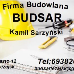 Żółty kask budowlany, narzędzia, notatnik i dane kontaktowe firmy Budowlanej BUDSAR, Kamil Sarzyński. Stare Miasto-12, 37-300 Leżajsk, Tel:693820874, budsarleżajsk@gmail.com