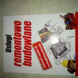 Wizytówka firmy remontowo-budowlanej z rysunkiem technicznym domu, torbą z narzędziami i żółtym kaskiem, oferująca bezpłatną wycenę po kontakcie telefonicznym.