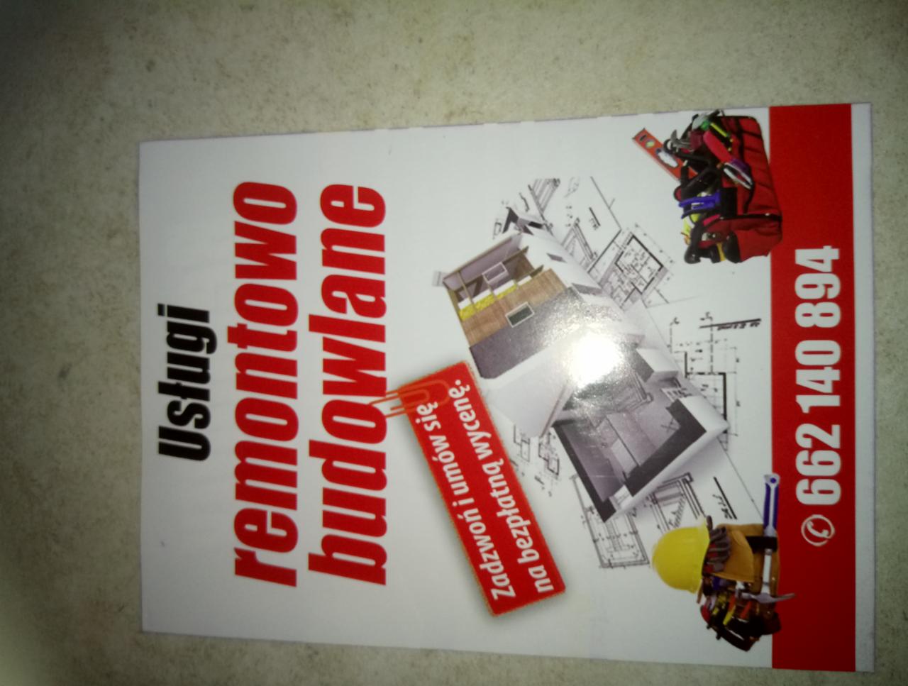 Wizytówka firmy remontowo-budowlanej z rysunkiem technicznym domu, torbą z narzędziami i żółtym kaskiem, oferująca bezpłatną wycenę po kontakcie telefonicznym.