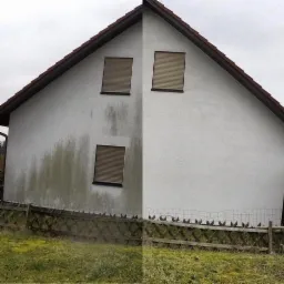 Porównanie: połowa elewacji domu przed i po myciu, widoczne zacieki i zabrudzenia na starej powłoce, czysta, biała ściana po prawej stronie.