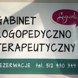 Szyld gabinetu logopedyczno-terapeutycznego z napisem 'Gabinet Logopedyczno Terapeutyczny' w kolorze czarnym, logo w kształcie dymku z napisem 'Logusek' w kolorze różowym oraz numerem telefonu...