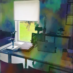 Jasne biuro z widokiem na zieleń, biurko z laptopem, segregator i lampka, dekoracyjna ściana z obrazami w tle.