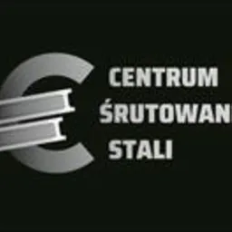 Logotyp 'Centrum Śrutowania Stali' na ciemnym tle. Stylizowana litera 'C' z dwoma profilami stalowymi wewnątrz. Szary odcień logo.