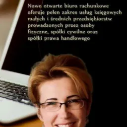 Portret uśmiechniętej kobiety w okularach na tle laptopa i informacji o biurze rachunkowym Katarzyny Kruszyńskiej w Ustroniu Morskim.