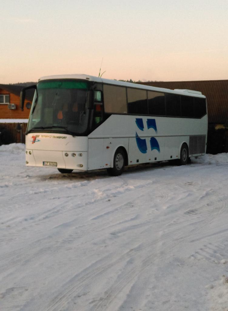 Biały autokar firmy Teterycz Transport zaparkowany na śniegu, z widocznym logo i numerem rejestracyjnym LZ 66362.