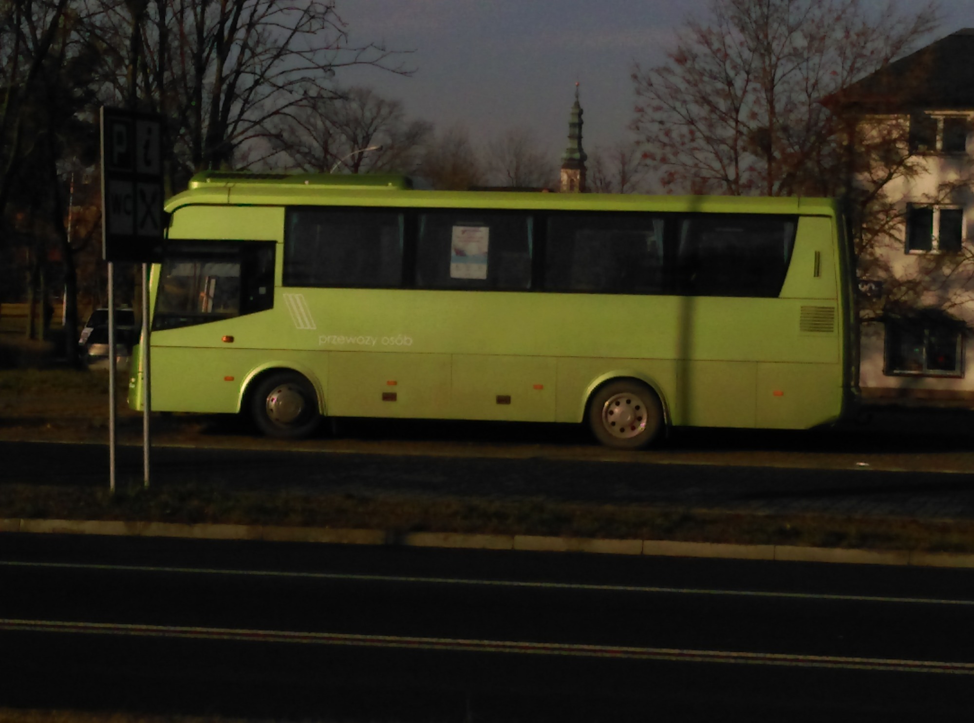 Miejsc 31+1 +12 stojących. Klimatyzacja, barek, lodówka.
