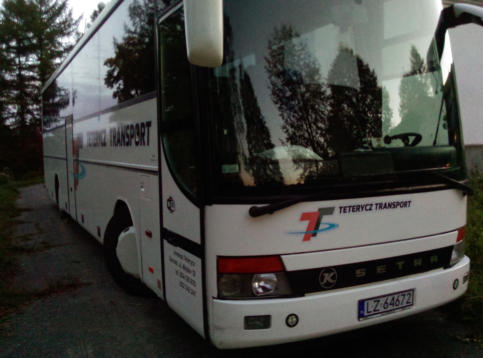 Miejsc 50+1. ( 42 miejsc do spania - siedzenia można zamienić na łóżka ). Klimatyzacja, tv, dvd, barek, wc