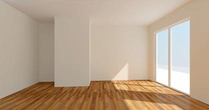 Puste, jasne pomieszczenie z drewnianą podłogą i dużym oknem balkonowym, wpadające promienie słoneczne.