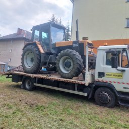 Usługi Transportowe autolawetą waga ładunku do 6500kg Długość najazdu 630cm szerokość 250cm wysokość 300cm . Wyciągarka 8t najazdy . Ceny od 3zl za km faktura vat 23%