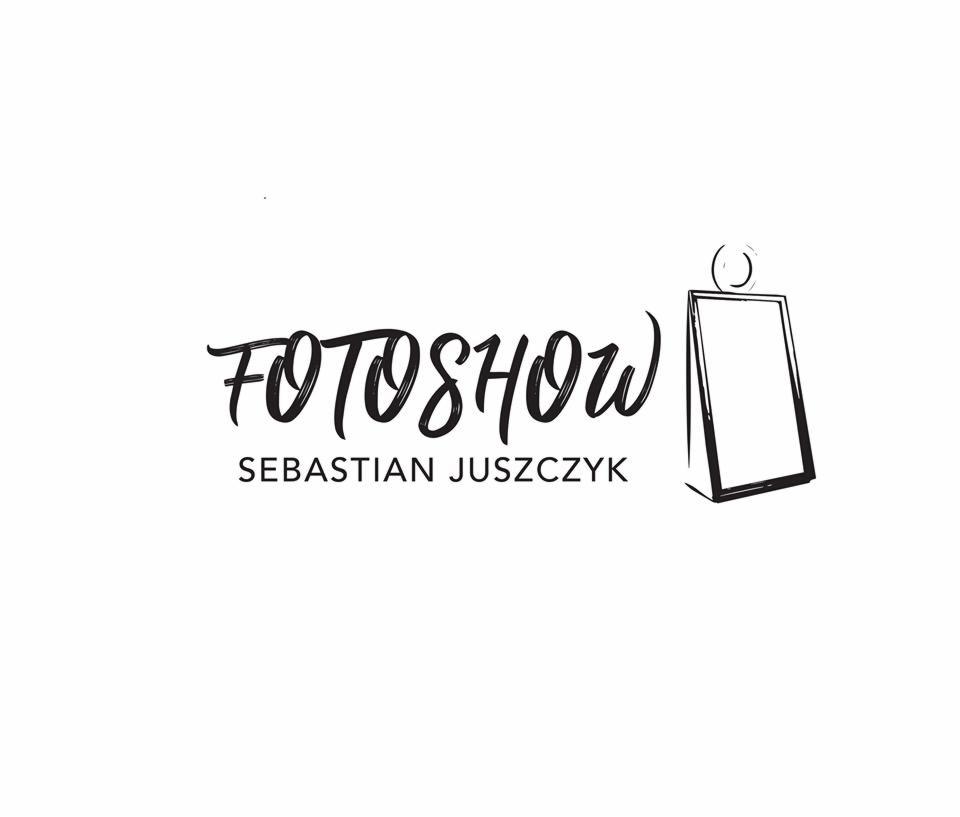 Czarno-białe logo firmy FotoShow Sebastian Juszczyk z graficznym symbolem fotobudki na białym tle. Minimalistyczny design, elegancka typografia.