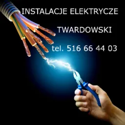 Grafika reklamowa: przewody elektryczne w izolacji, ręka trzymająca szczypce przecinające kabel z efektem iskier, tekst 'INSTALACJE ELEKTRYCZNE TWARDOWSKI tel. 516 66 44 03' na czarnym tle...