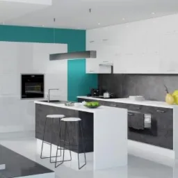 Nowoczesna kuchnia z białymi szafkami górnymi, szarymi dolnymi, wyspą z białym blatem i dwoma stołkami barowymi na tle turkusowej ściany.