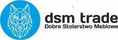 Logo firmy DSM Trade Dobre Stolarstwo Meblowe z geometryczną głową wilka w niebieskim okręgu po lewej stronie.