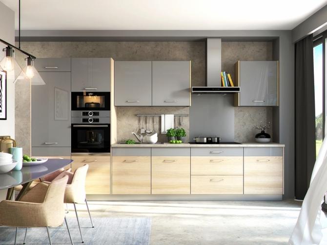 Nowoczesna kuchnia z szarymi, lakierowanymi szafkami górnymi i drewnopodobnymi szafkami dolnymi, z widocznym fragmentem stołu z owocami i krzesłami w tle.