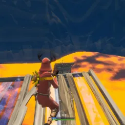 Widok z perspektywy trzeciej osoby na postać w grze wideo, budującą konstrukcję z drewnianych paneli na tle rozżarzonej lawy i ciemnego nieba.