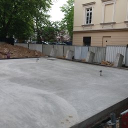 Realizacja projektu parkingu naziemnego w zabytkowej części Warszawy wg naszego projektu. Wśród uzgodnień m.in Konserwator zabytków.
