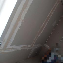 OdRemontuj - Sufit poddasza z płyt gipsowo-kartonowych w trakcie szpachlowania łączeń, widoczne ślady po taśmie wzmacniającej i świeżo nałożonej masie szpachlowej.