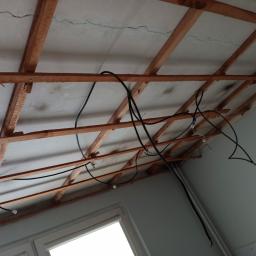 OdRemontuj - Demontaż starego sufitu oraz instalacji elektrycznej