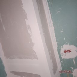 OdRemontuj - Prostowanie ścian płytami G/K obsadzanie narożnika