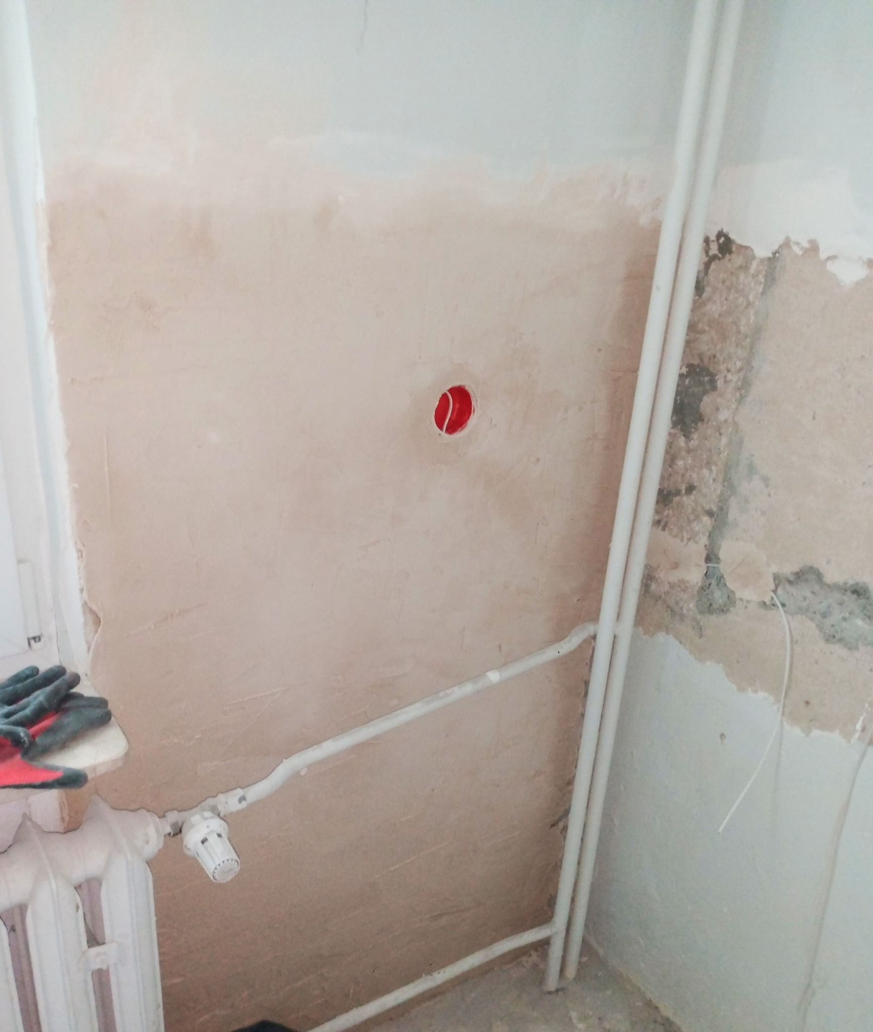 Szpachlowanie ścian + obsadzenie puszki + nowa elektryka