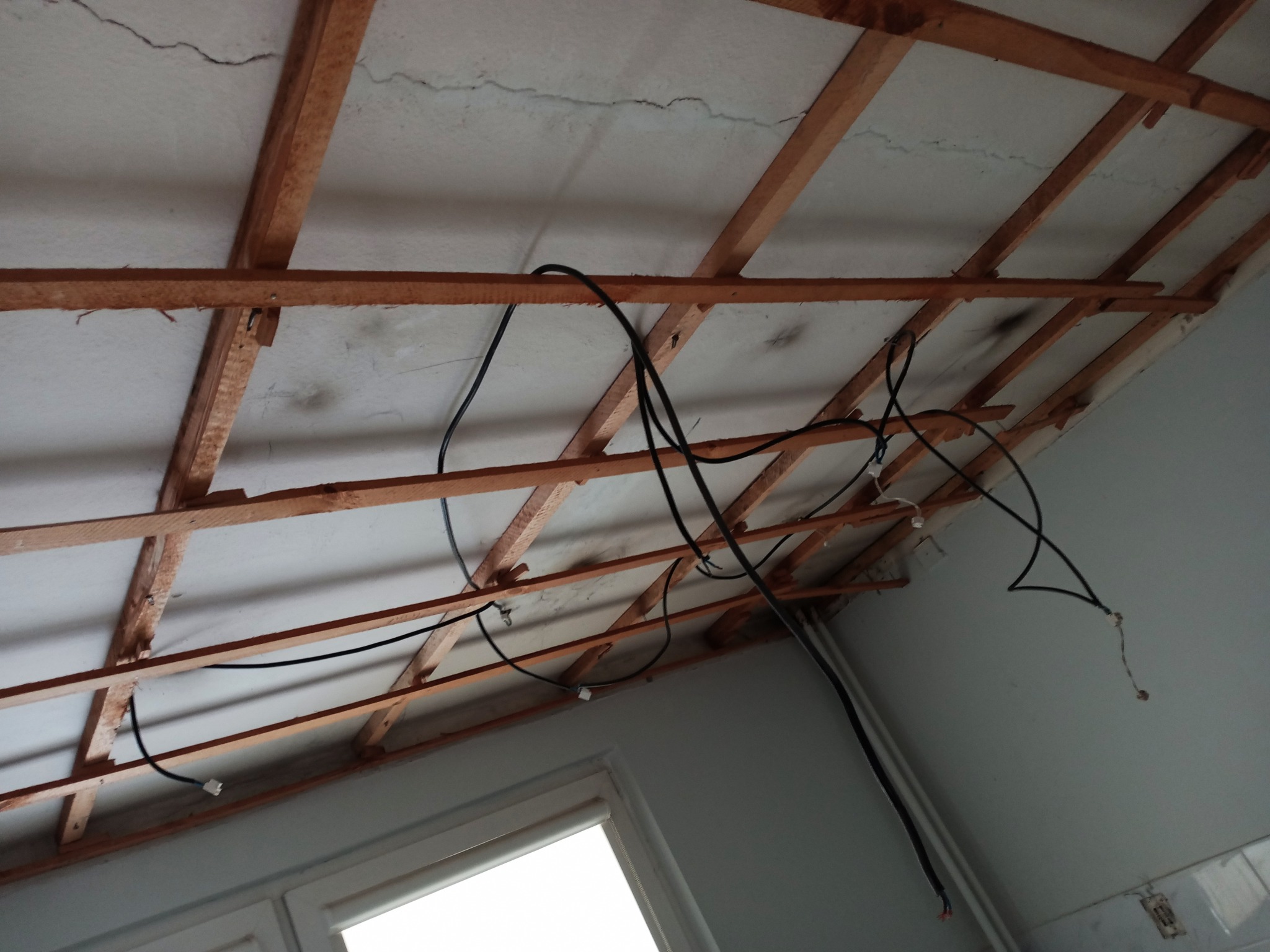 Demontaż starego sufitu oraz instalacji elektrycznej