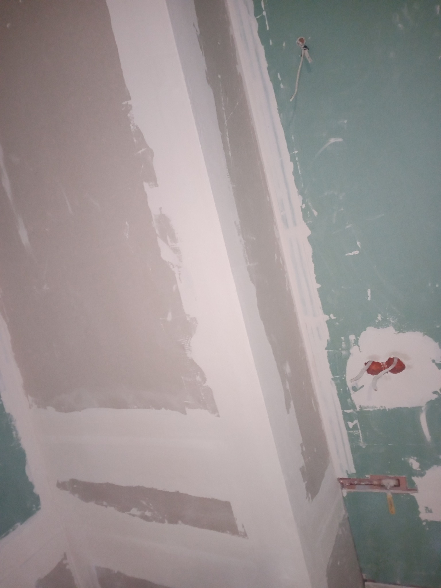 Prostowanie ścian płytami G/K obsadzanie narożnika