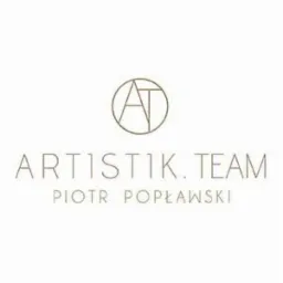 Logo ARTISTIK.TEAM Piotr Popławski w minimalistycznym stylu, okrągły symbol z literami AT wewnątrz.