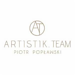 Logo ARTISTIK.TEAM Piotr Popławski w minimalistycznym stylu, okrągły symbol z literami AT wewnątrz.