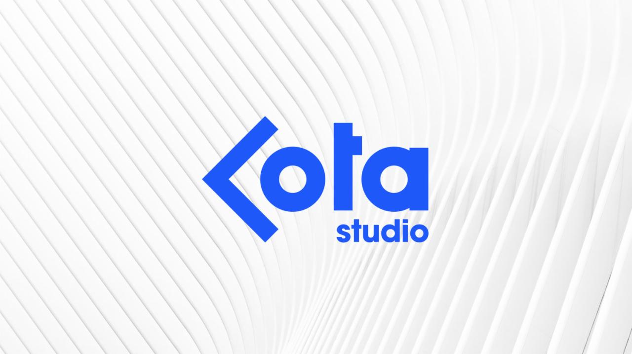 Niebieskie logo 'Kota studio' na białym tle z subtelnym wzorem linii.