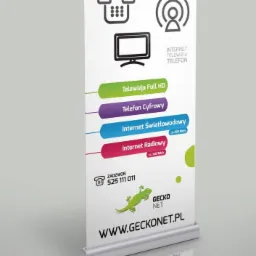 Roll-up reklamowy z ofertą internetu, telewizji i telefonu od Gecko Net, z ikonami i kolorowymi paskami informacyjnymi, na szarym tle z odbiciem.