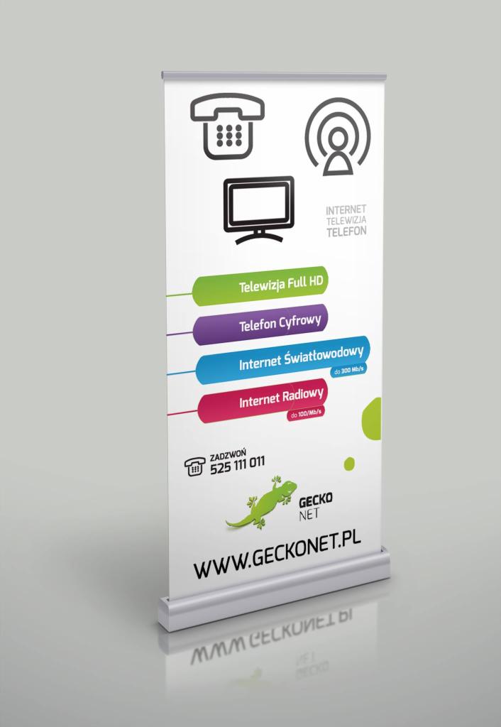 Roll-up reklamowy z ofertą internetu, telewizji i telefonu od Gecko Net, z ikonami i kolorowymi paskami informacyjnymi, na szarym tle z odbiciem.