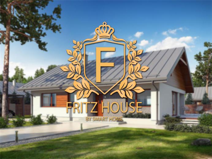 Parterowy dom z szarym dachem, białymi ścianami i drewnianymi akcentami, otoczony zielenią. Nałożone logo 'Fritz House' z koroną i liśćmi. Błękitne niebo w tle.