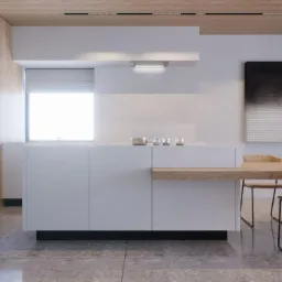 Minimalistyczna kuchnia z wyspą, drewnianym blatem połączonym ze stołem i krzesłami, marmurowa podłoga, drewniane panele na ścianie, abstrakcyjny obraz na ścianie.