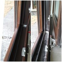 Dwa ujęcia tego samego okna z brązową ramą, ukazujące detale mechanizmu zamykającego i uszczelki, na tle szarego chodnika.