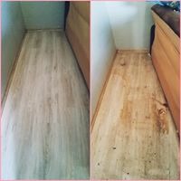 Porównanie stanu dywanu przed i po czyszczeniu, widoczne różnice w kolorze i usunięciu zabrudzeń, ujęcie z góry, fragment sofy w tle.