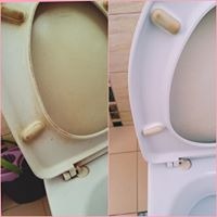 Porównanie: brudna i czysta deska sedesowa po czyszczeniu. Lewa strona z widocznymi zabrudzeniami, prawa strona biała i lśniąca. Widoczne zawiasy i fragment ściany w tle.